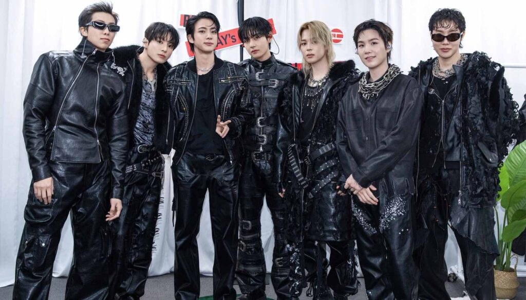 BTS keeps “ARIRANG” at #1 on the Billboard 200 for the third consecutive week BTS keeps “ARIRANG” at #1 on the Billboard 200 for the third consecutive week