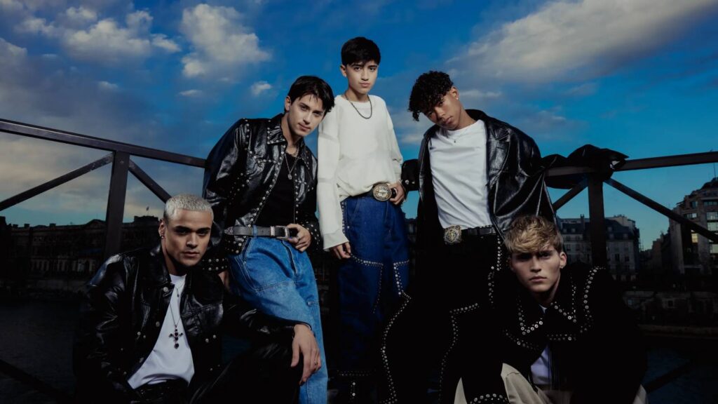 Latin American boy group Santos Bravos begins Korean promotions with a live radio performance