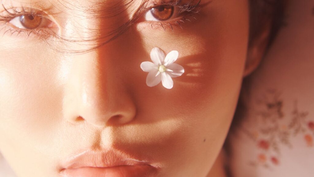 MAMAMOO’s Hwasa releases the new “So Cute” music video teaser