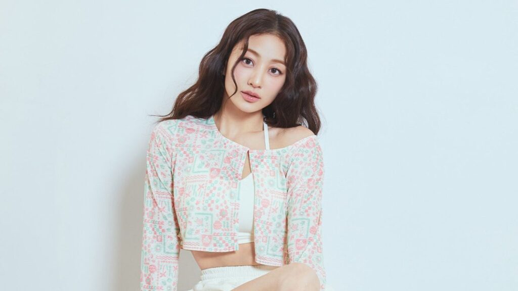 TWICE's Jihyo had the sweetest reaction after accidentally hitting some fans