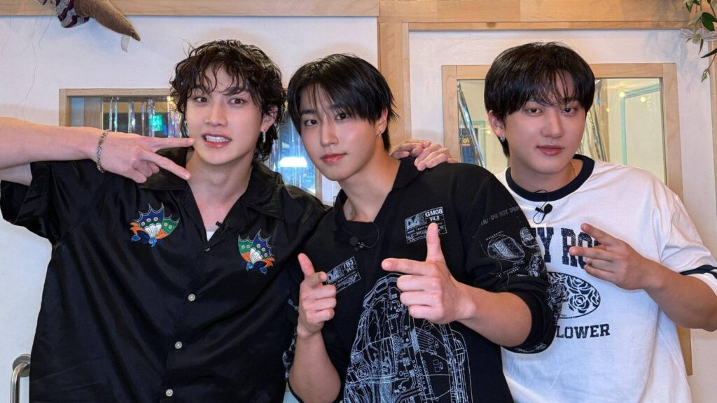 The three-way kiss Han, Bang Chan, and Changbin of Stray Kids shared at their last fan meeting The three-way kiss Han, Bang Chan, and Changbin of Stray Kids shared at their last fan meeting