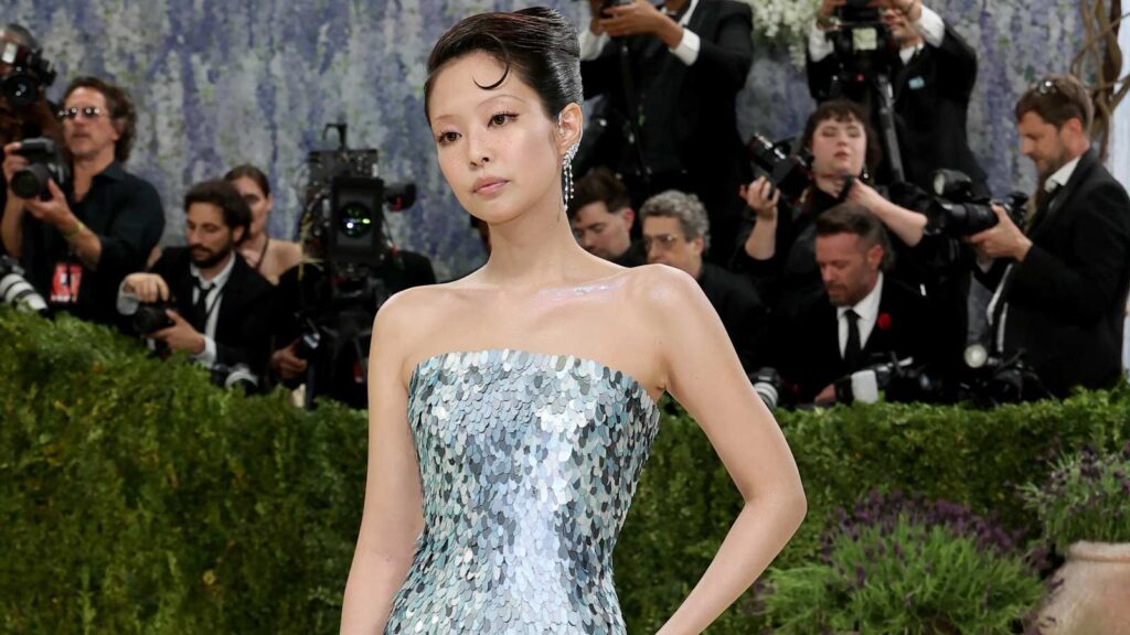 BLACKPINK’s Jennie stuns with 1990s-inspired thin eyebrows at the 2026 Met Gala