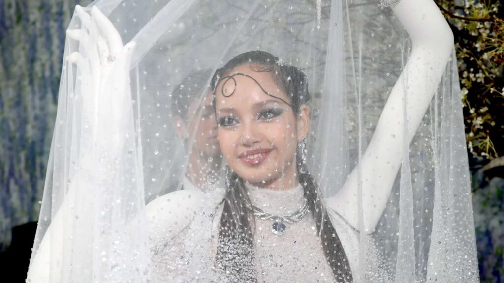 BLACKPINk’s Lisa shows her artistic style at the 2026 Met Gala with a dramatic gown