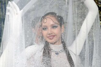 BLACKPINk’s Lisa shows her artistic style at the 2026 Met Gala with a dramatic gown