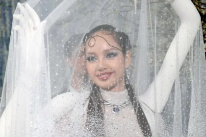 BLACKPINk’s Lisa shows her artistic style at the 2026 Met Gala with a dramatic gown