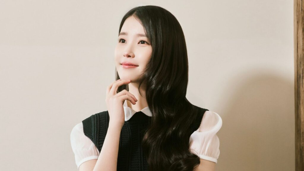 IU personally apologizes to her fans amid criticism for 'Perfect Crown' IU personally apologizes to her fans amid criticism for 'Perfect Crown'