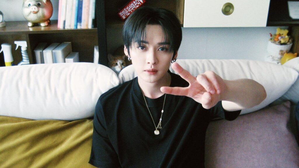 Stray Kids' Lee Know shares a sweet picture of him from kindergarten Stray Kids' Lee Know shares a sweet picture of him from kindergarten