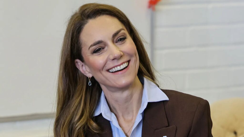 Kate Middleton adds a special meaning to her look with ruby and diamond earrings Kate Middleton adds a special meaning to her look with ruby and diamond earrings