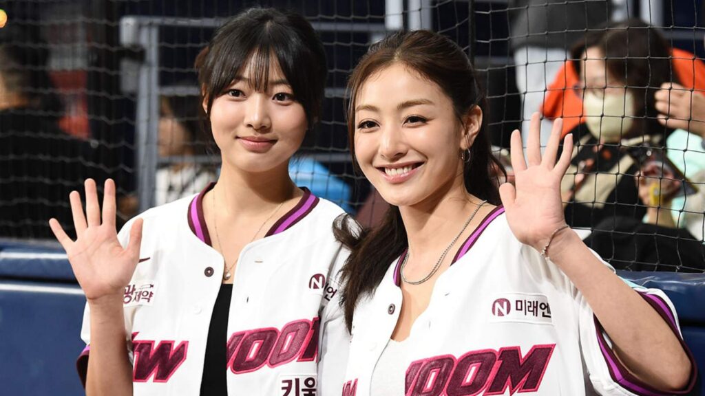 TWICE's Jihyo shares a special baseball moment with sister Lee Ha-eum