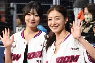 TWICE's Jihyo shares a special baseball moment with sister Lee Ha-eum
