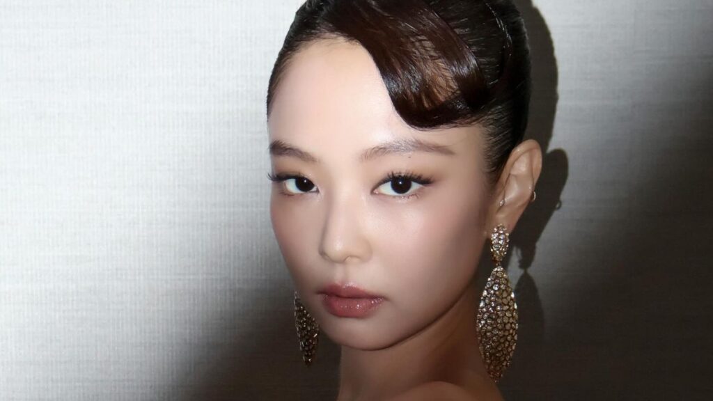 BLACKPINK's Jennie releases the “Less Than A LOVER” teaser BLACKPINK's Jennie releases the “Less Than A LOVER” teaser