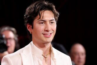 Hudson Williams embraces dadcore fashion with a simple summer outfit