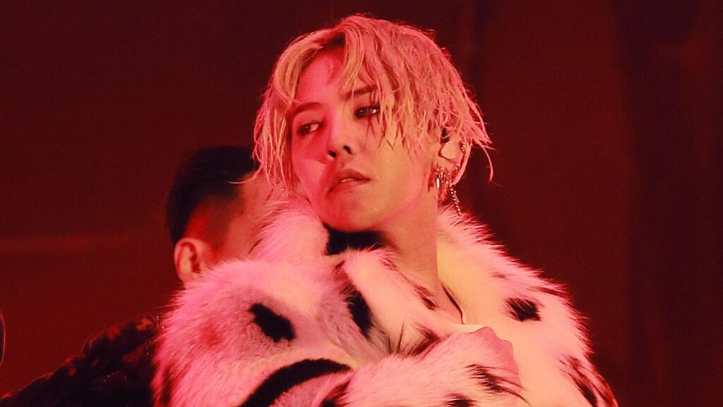 BIGBANG's G-Dragon saves his cameraman from a dangerous concert accident BIGBANG's G-Dragon saves his cameraman from a dangerous concert accident