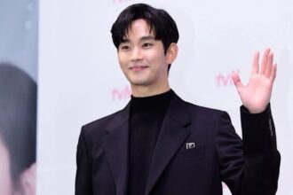 Kim Soo-hyun returns as a presenter at the 2026 Fact Music Awards Kim Soo-hyun returns as a presenter at the 2026 Fact Music Awards