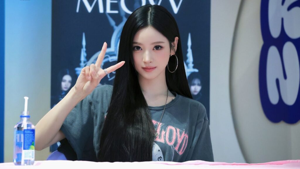 MEOVV's Anna suffers underboob wardrobe malfunction on stage MEOVV's Anna suffers underboob wardrobe malfunction on stage