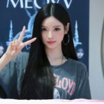 MEOVV's Anna suffers underboob wardrobe malfunction on stage MEOVV's Anna suffers underboob wardrobe malfunction on stage