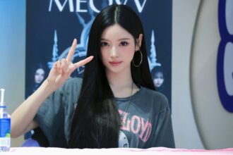 MEOVV's Anna suffers underboob wardrobe malfunction on stage
