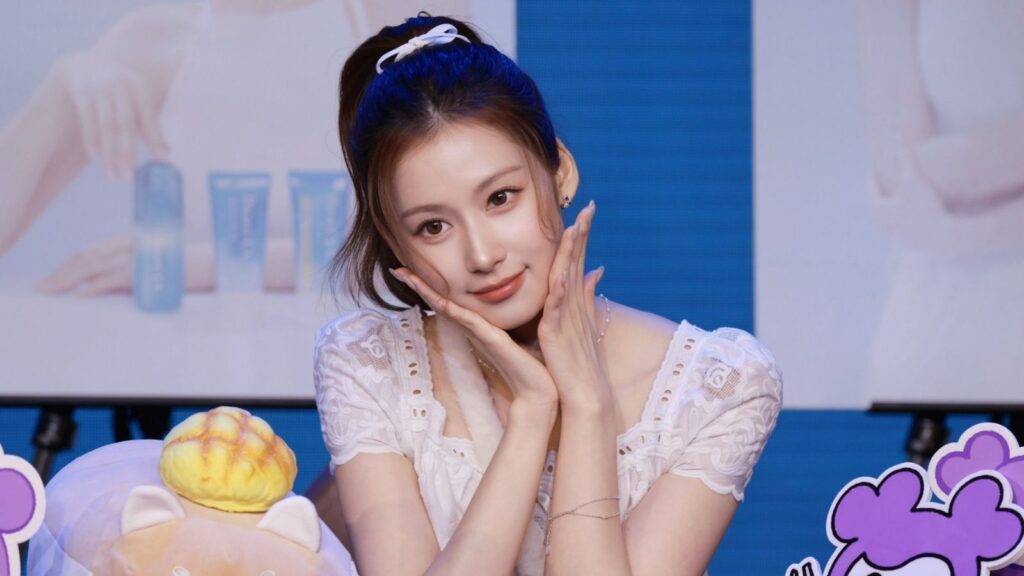 TWICE's Sana teaches fans a few simple stretches to relieve fatigue TWICE's Sana teaches fans a few simple stretches to relieve fatigue