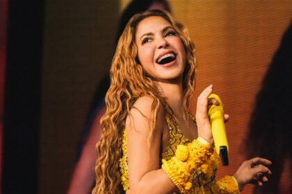 This is how Shakira recreated her famous computer meme from decades before her international fame