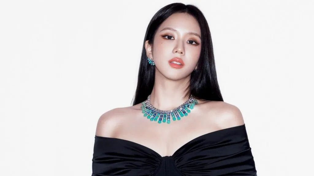 BLACKPINK’s Jisoo stuns as four different characters in Self-Portrait campaign BLACKPINK’s Jisoo stuns as four different characters in Self-Portrait campaign