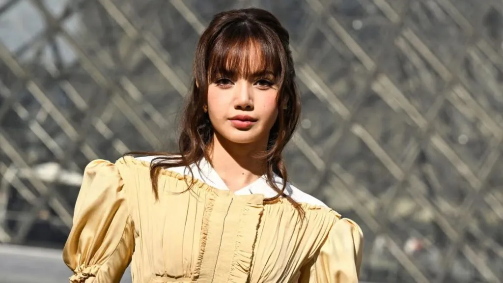 BLACKPINK's Lisa reveals the girl group she is obsessed with BLACKPINK's Lisa reveals the girl group she is obsessed with