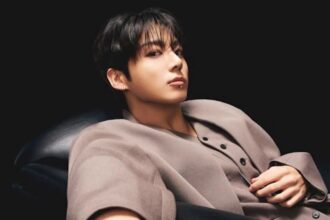 BTS' Jungkook gifts his birthday crown to a fan in a wheelchair in Los Angeles BTS' Jungkook gifts his birthday crown to a fan in a wheelchair in Los Angeles