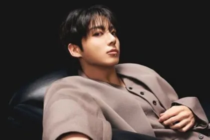BTS' Jungkook gifts his birthday crown to a fan in a wheelchair in Los Angeles BTS' Jungkook gifts his birthday crown to a fan in a wheelchair in Los Angeles