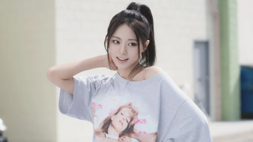 TWICE’s Tzuyu faces reported pressure to continue working in China amid contract renewal discussions with JYP Entertainment
