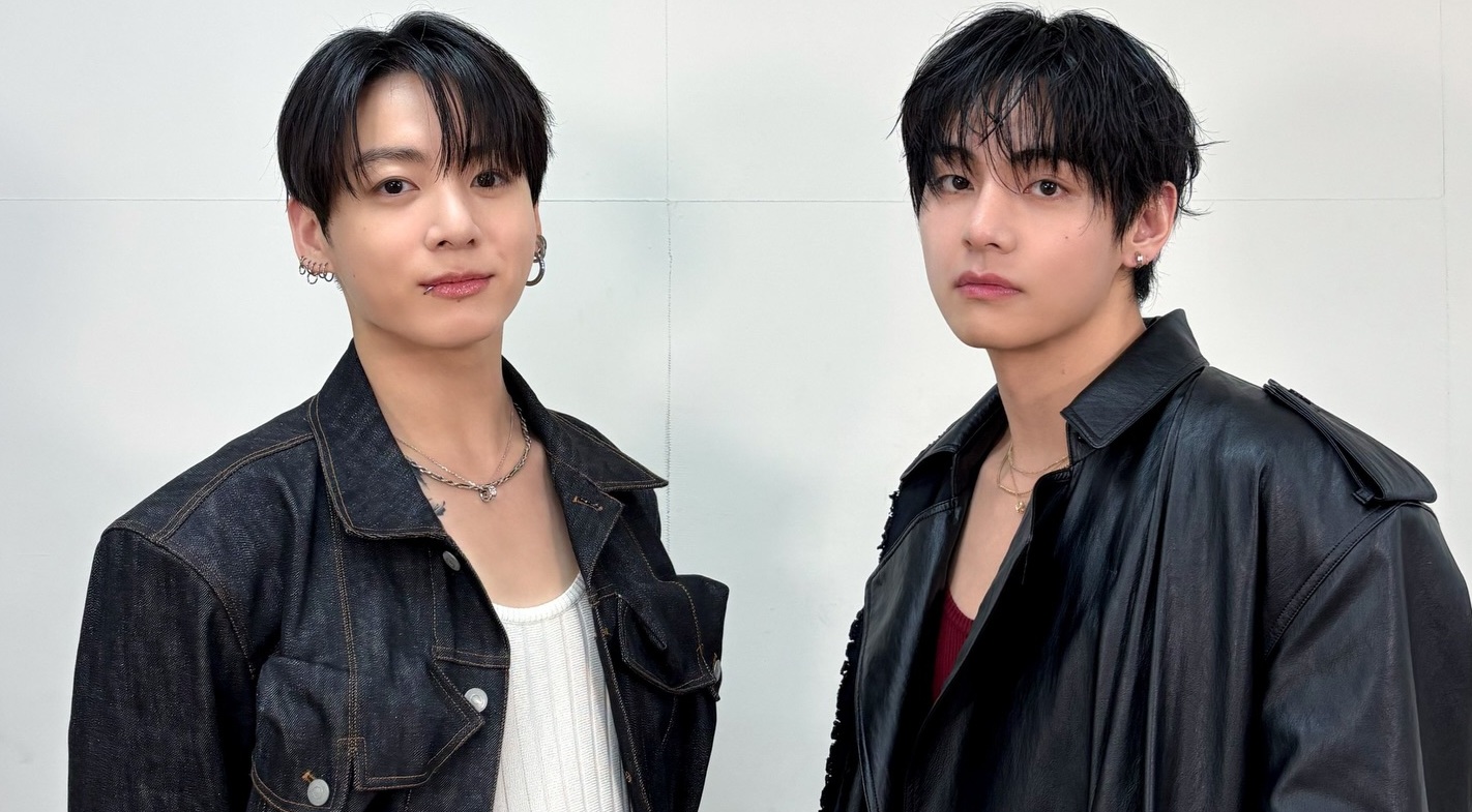 Jungkook de BTS fotografió a Taehyung con "Todos los cuentos" de Gabriel García Márquez durante la gira Arirang