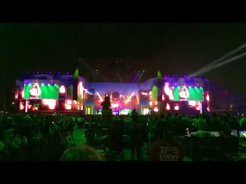 Bebe Rexha cantando "The Monster" ao lado de Eminem no Coachella