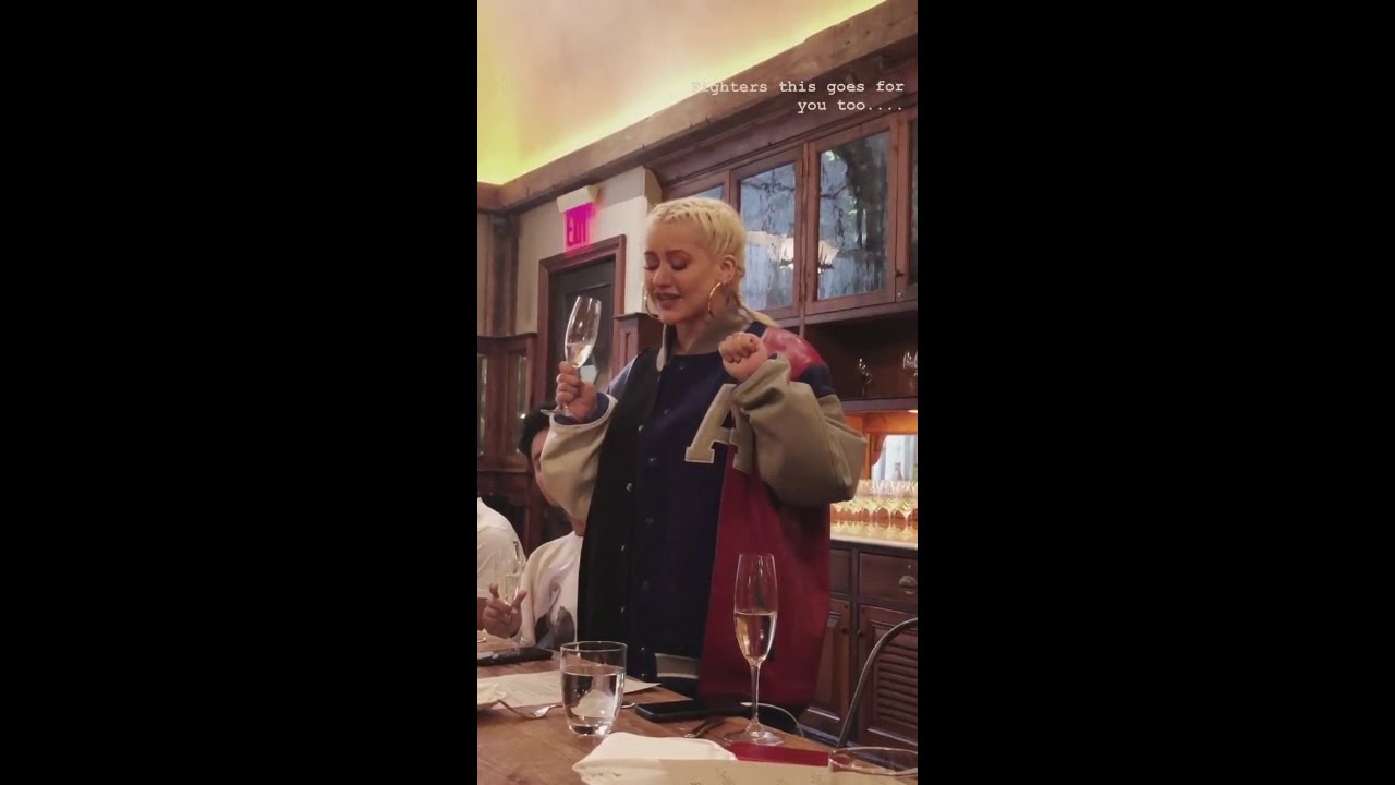Xtina chora e agradece