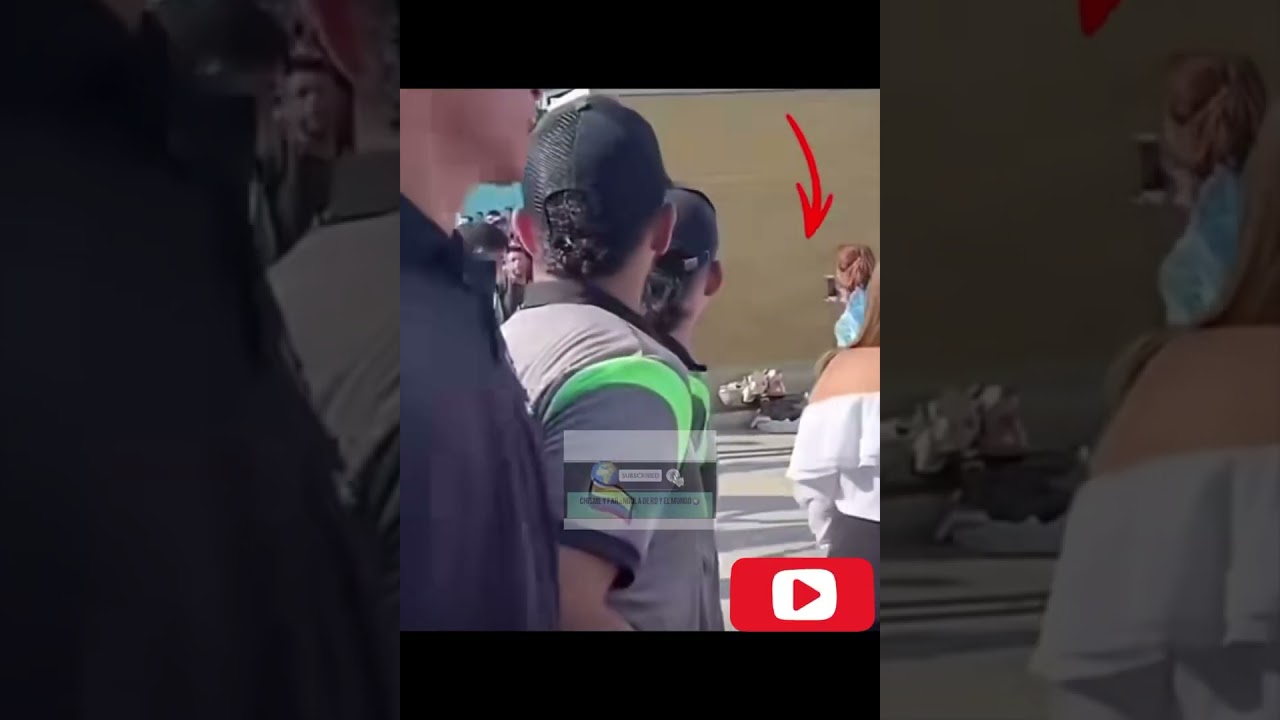 Cómo Shakira empuja mujer
