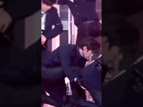 Minho Slapping/touching Jisung's ass😂 ///MinSung