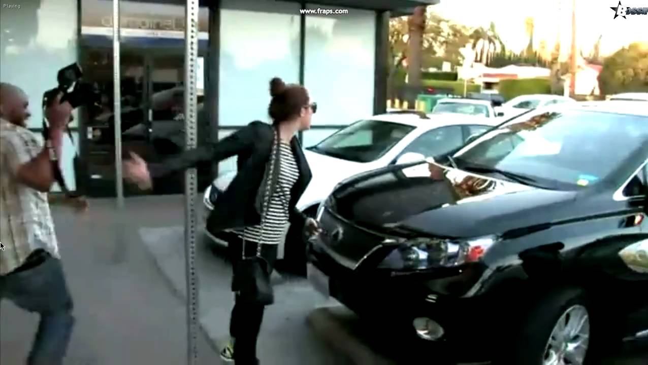 Miley Cyrus Attacks Paparazzi For "Touching" Her Mother