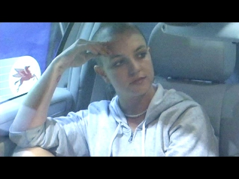 ARCHIVE: 10 Years Ago Britney Spears Attacks Paparazzi With Umbrella!