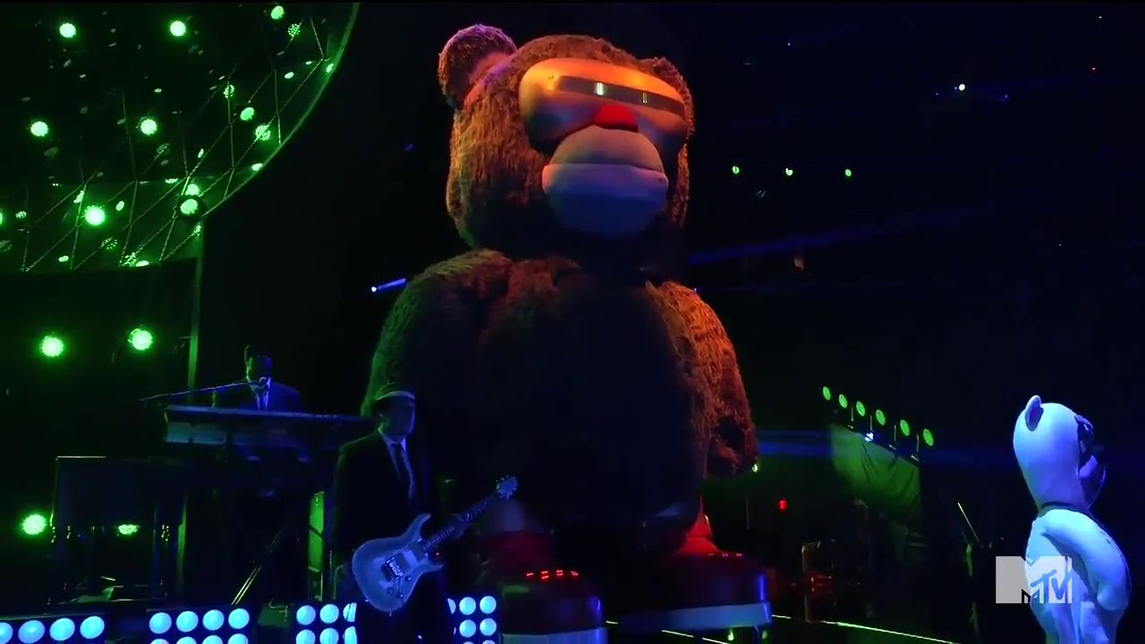 Miley Cyrus- We Can't Stop/Blurred Lines (Robin Thicke) {VMA 2013}