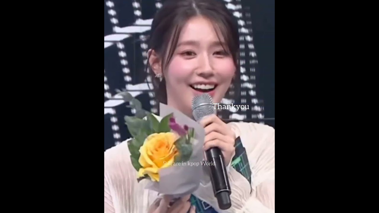 The way I.N give flower to miyeon 😩