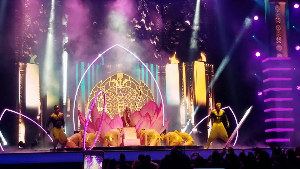 Jennifer Lopez - el anillo (live las Vegas billboard)
