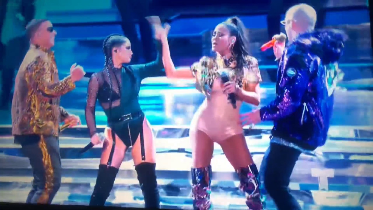 Daddy Yankee Ft Bad Bunny, Natti Natasha, Becky G - Dura (Remix) | En Vivo (Premios Billboard 2018)