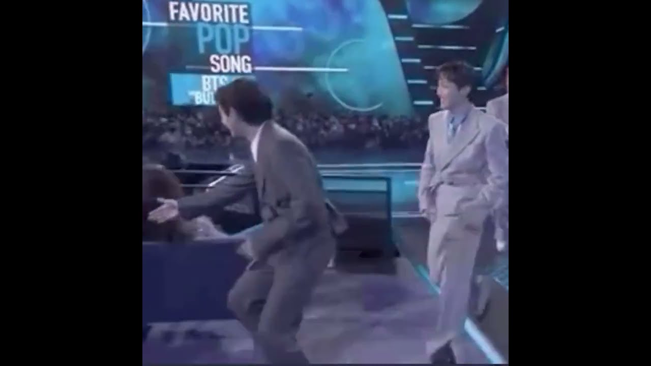 Taehyung Shaking Hands With Conan Gray💙 BTS At AMAs