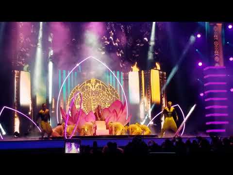 Jennifer Lopez - el anillo (live las Vegas billboard)
