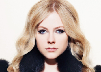 Avril Lavigne se presenta cantando "Rockstar"