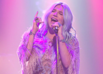 Kesha dedica canción a la madre de un fan que sobrevivió al cáncer de mama