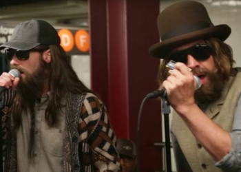 Adam Levine y Jimmy Fallon cantan en estación de metro disfrazados
