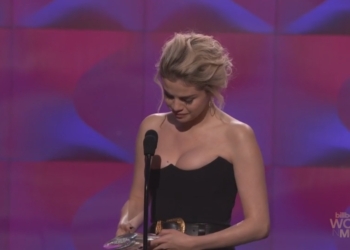 Selena Gomez crying while receives woman of the year