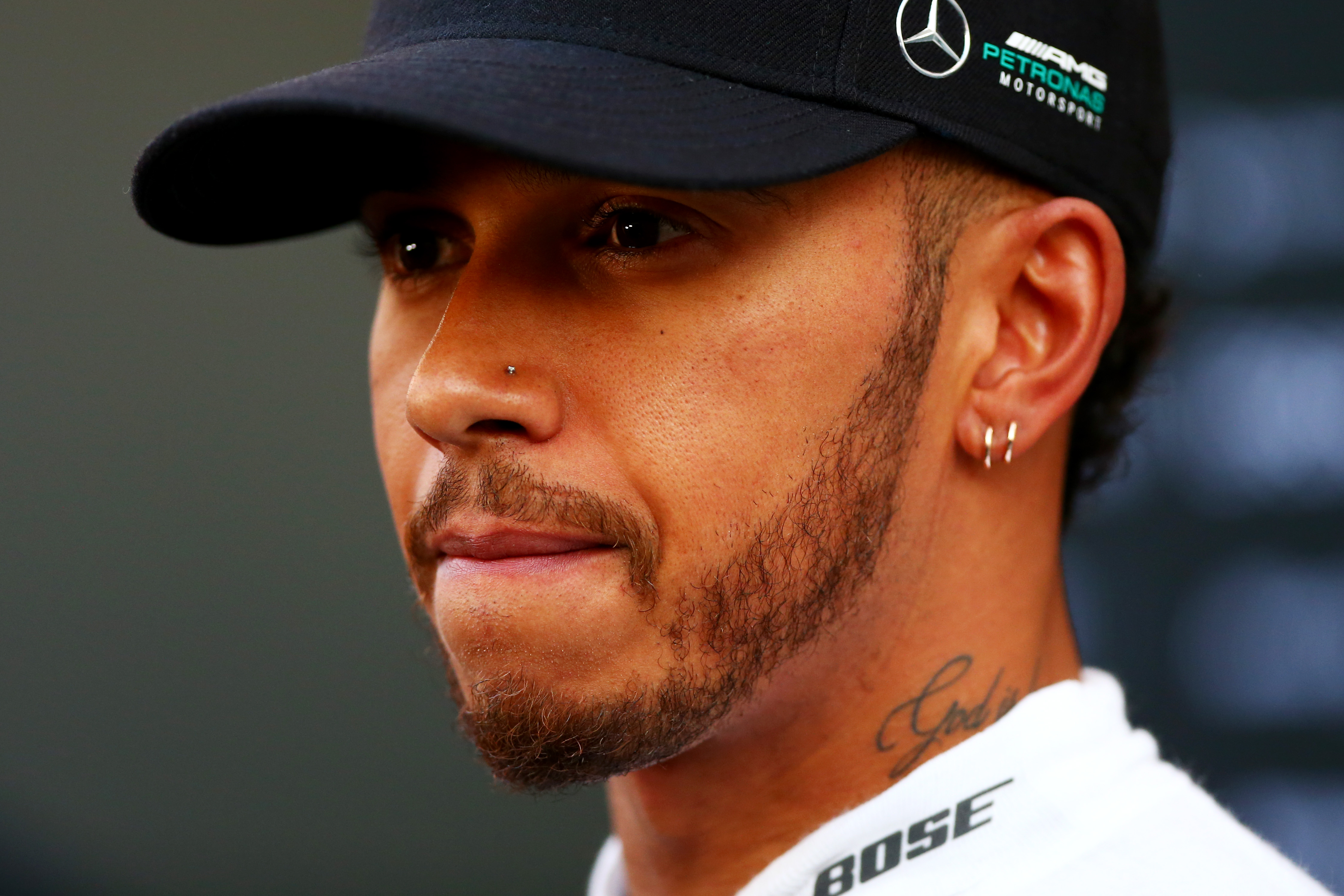 Internet arremete contra Lewis Hamilton por comentario sexista a su sobrino