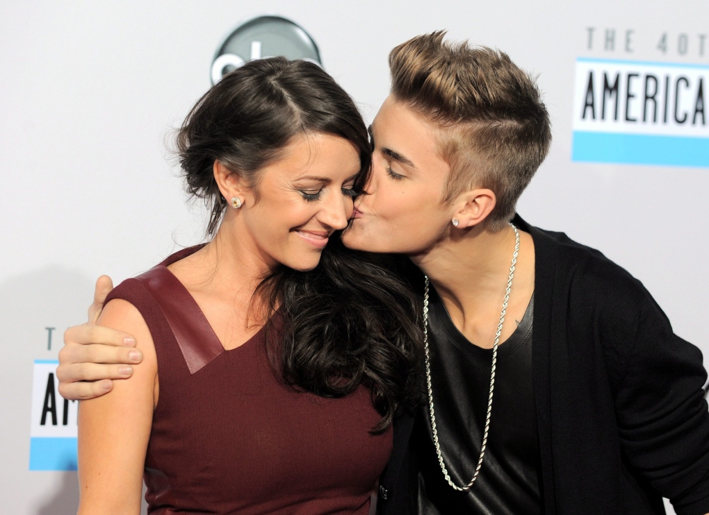 Mamá de Justin Bieber contradice a la mamá de Selena Gomez