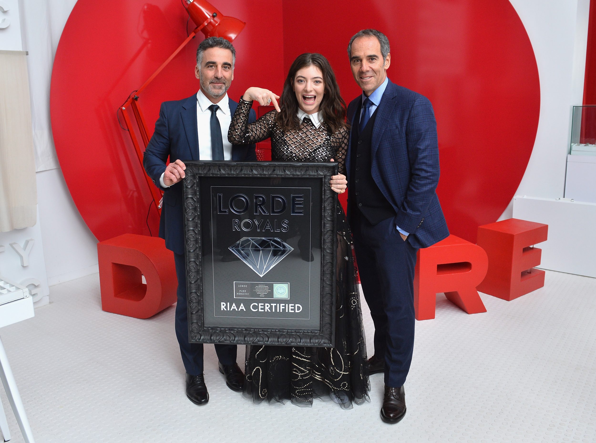 Lorde recibió su primera placa de certificación Diamante de la RIAA