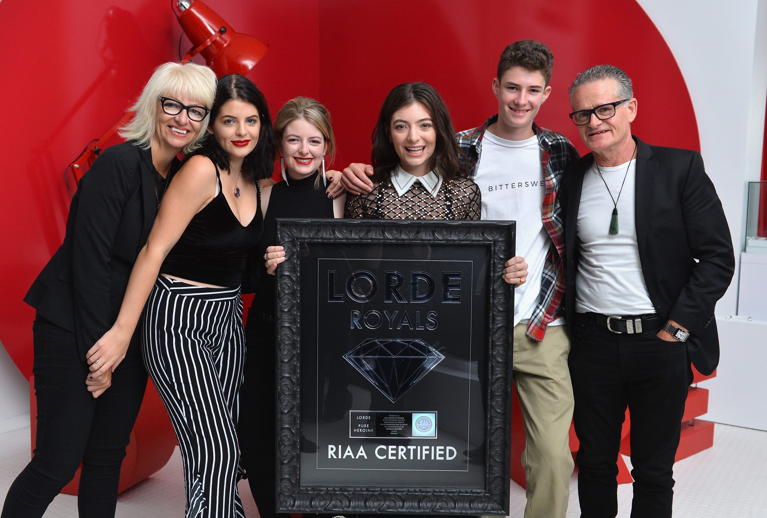 Lorde recibió su primera placa de certificación Diamante de la RIAA