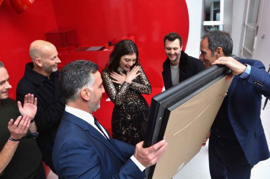 Lorde recibió su primera placa de certificación Diamante de la RIAA